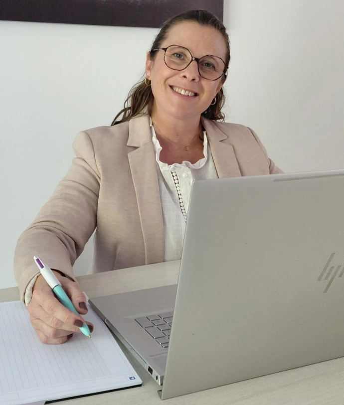 Delphine Le Brouster, accompagnante familiale et individuelle en Vendée, spécialisée en guidance parentale, méthodes Barkley et REACT, psychoéducation et accompagnement éducatif des personnes avec TND, hypnothérapeute et réflexologue.
